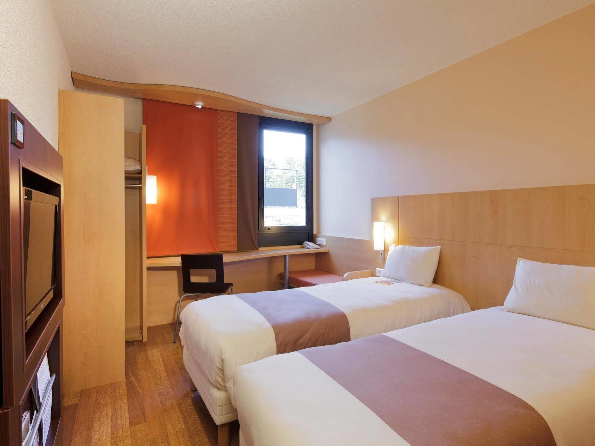 Ploumagoar Hotel Ibis Guingamp Coeur De Bretagne מראה חיצוני תמונה