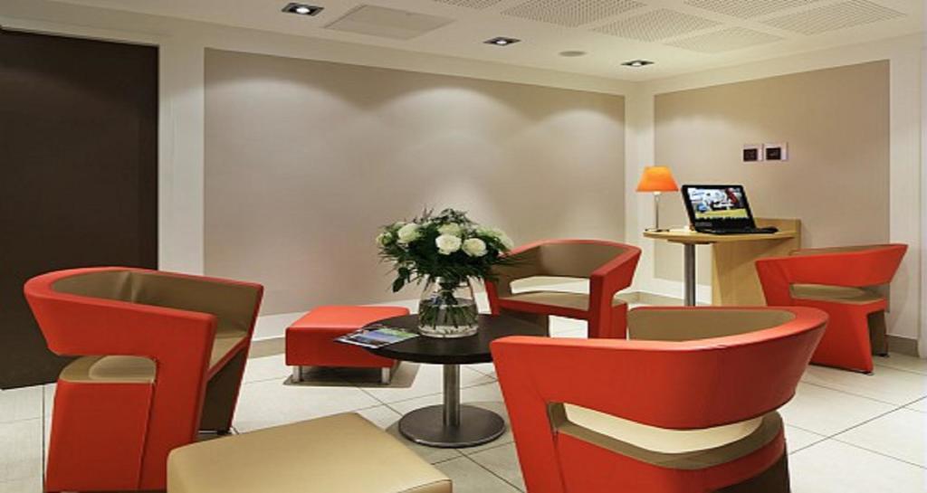 Ploumagoar Hotel Ibis Guingamp Coeur De Bretagne מראה פנימי תמונה